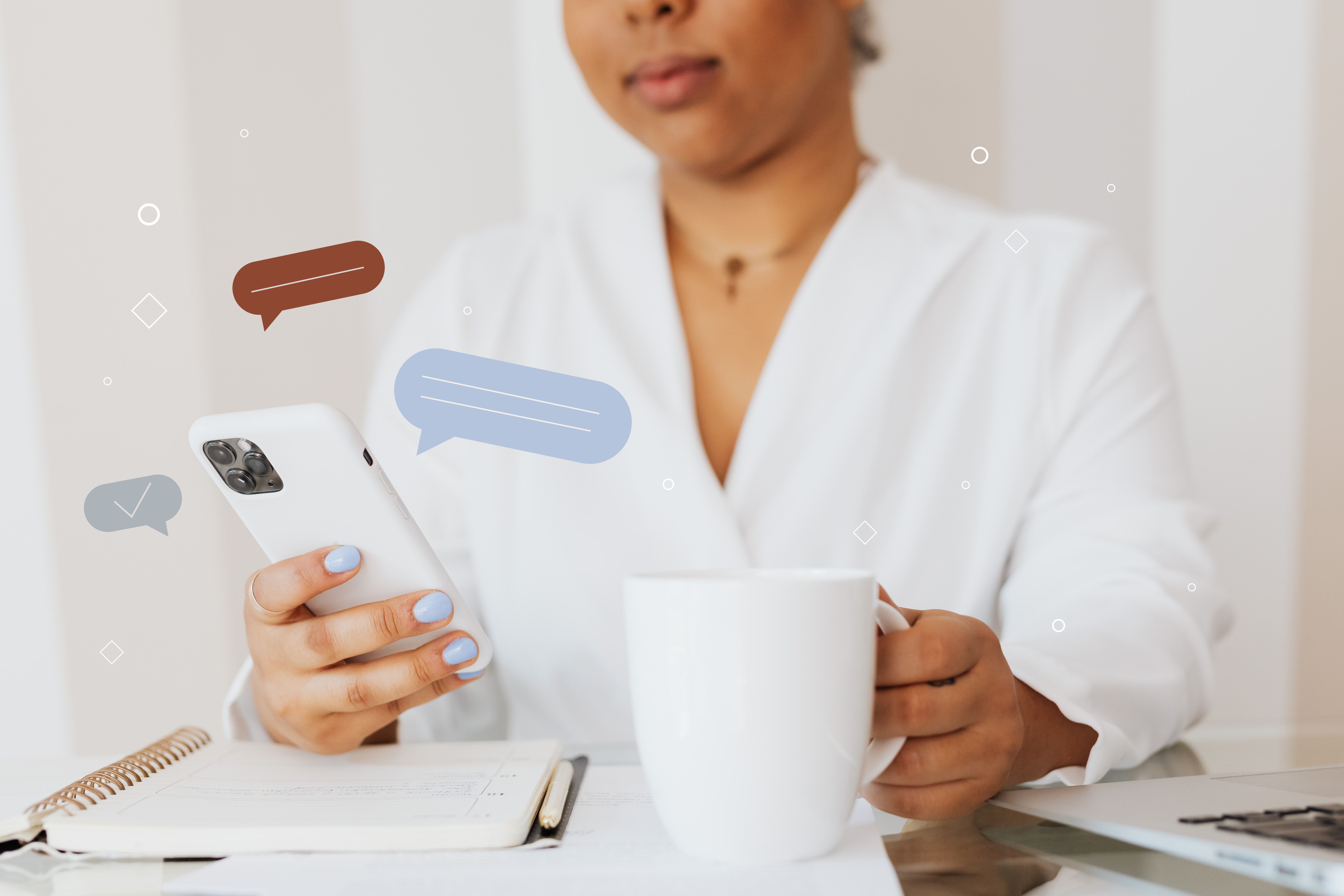 Una mujer con una taza blanca, viendo en su celular un artículo sobre reglas gramaticales nuevas.
