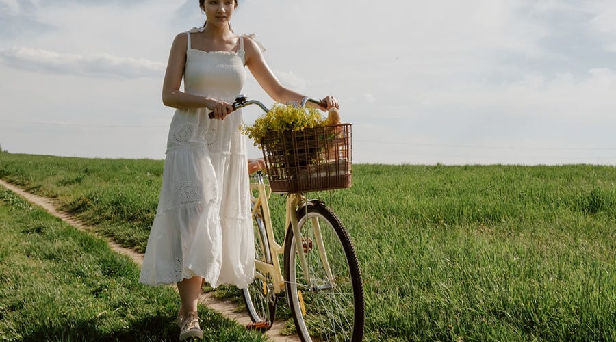 Mujer feliz en su bicicleta