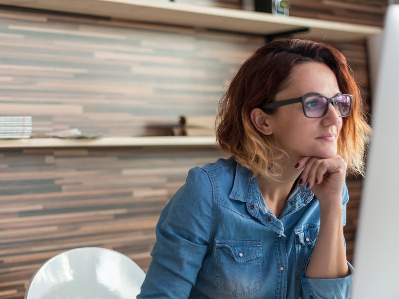 Mujer en educación a distancia