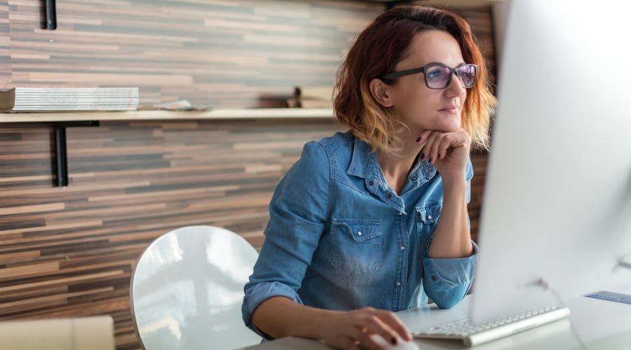 Mujer en educación a distancia