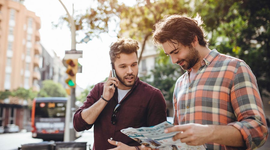 Hombres aprendiendo los adjetivos demostrativos en inglés