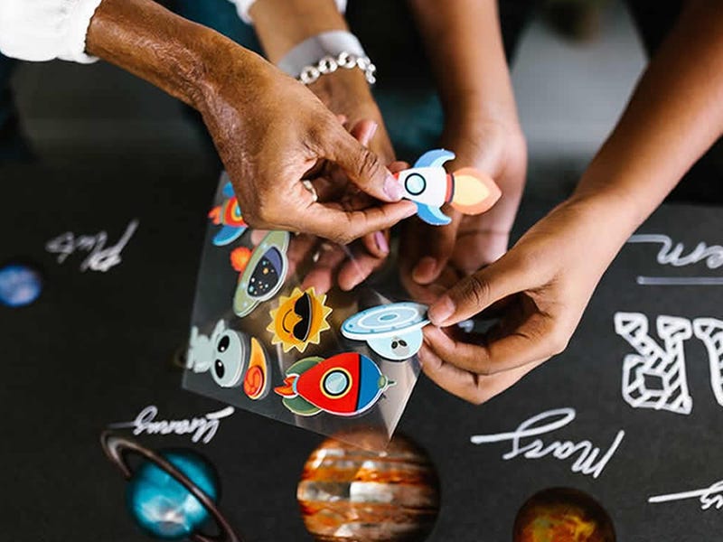 Personas estudiando los planetas en inglés