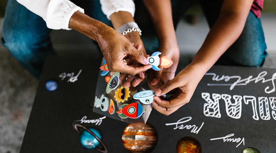 Personas estudiando los planetas en inglés