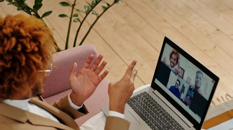 Hombre en una junta online.