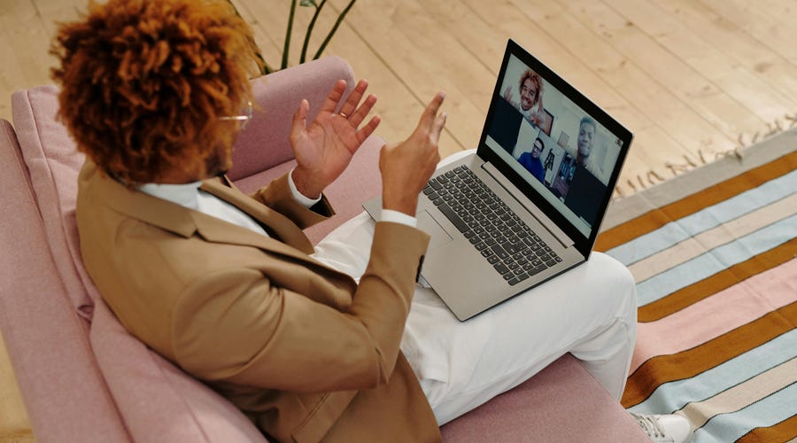 Hombre en una junta online.