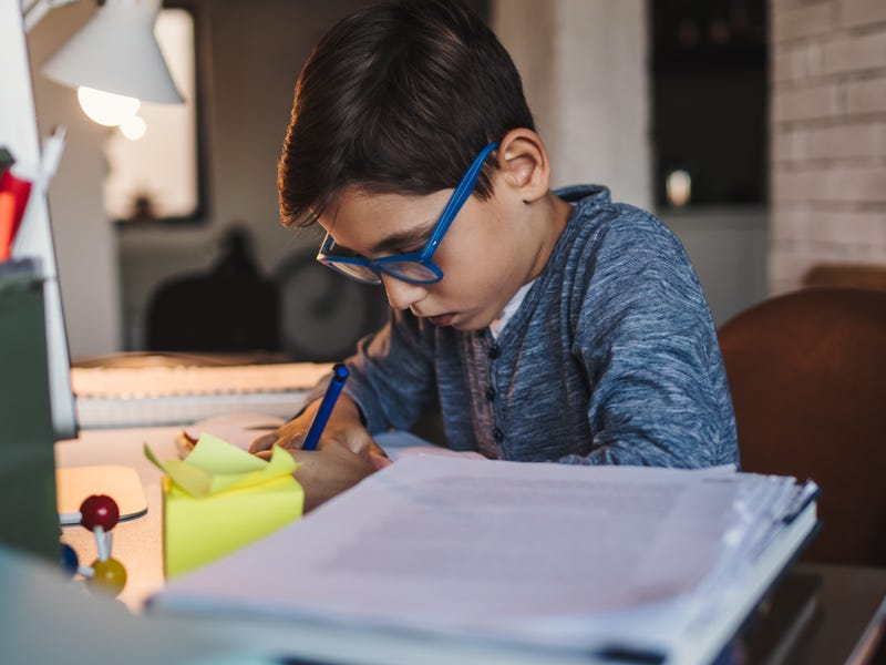 Niño aprendiendo un nuevo idioma desde casa