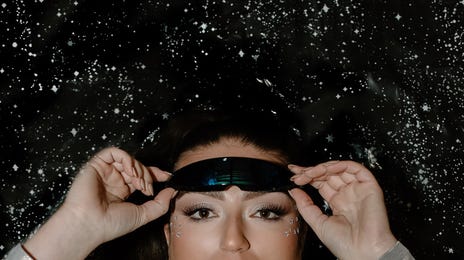 Mujer viendo las estrellas