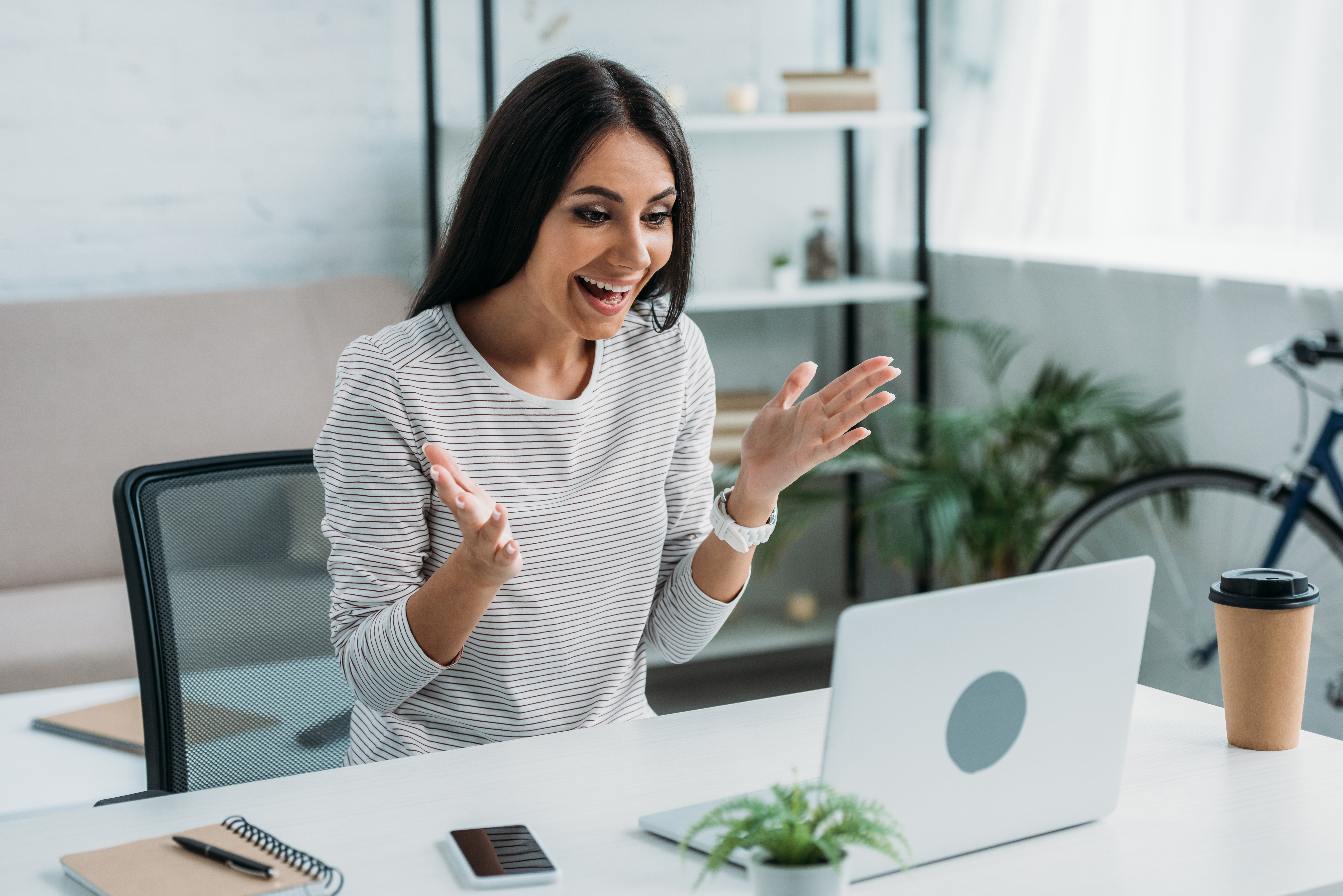 Mujer aprendiendo el idioma Rumano Online