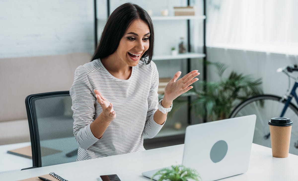 Mujer aprendiendo el idioma Rumano Online