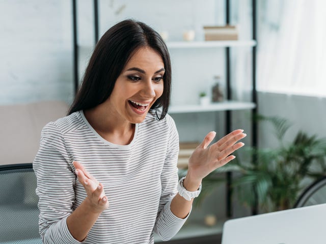 Mujer aprendiendo el idioma Rumano Online