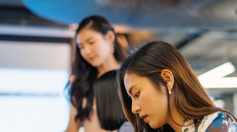 Mujeres estudiando italiano para principiantes