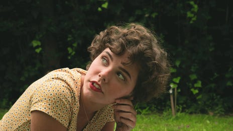 Mujer estudiando los verbos infinitivos en inglés