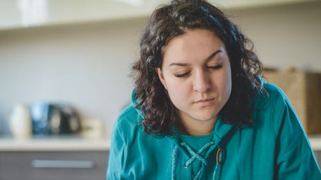 Mujer estudiando gramática francesa