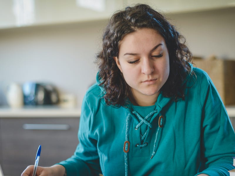 Mujer estudiando gramática francesa