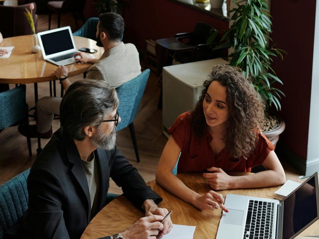 Reunión de trabajo en un café sobre la comunicación asertiva.