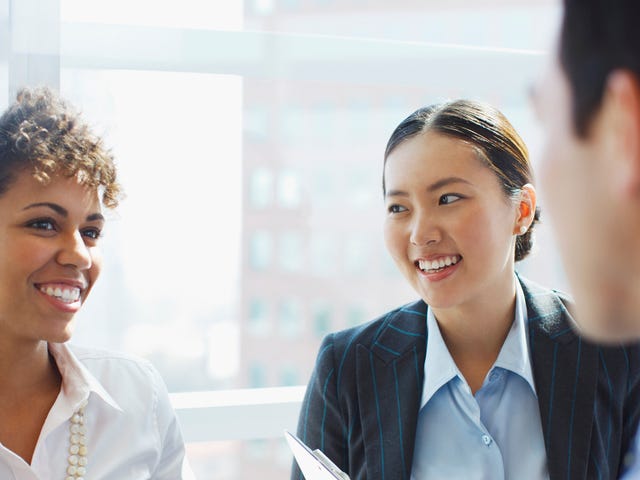 Personas en capacitación en comunicación intercultural para negocios