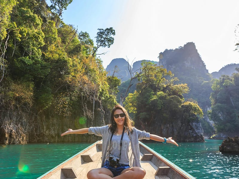 Mujer de vacaciones en un lugar natural