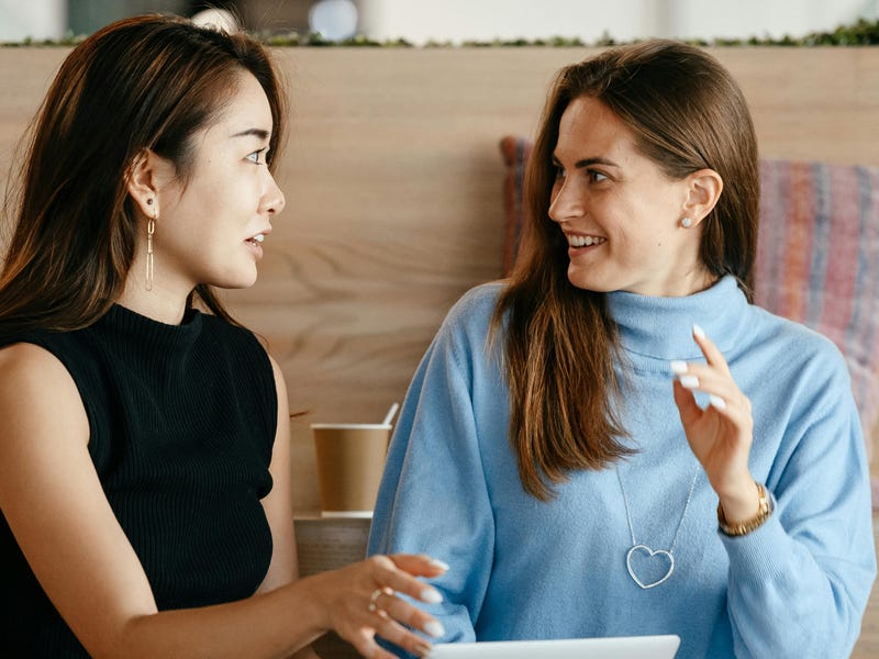 Personas hablando inglés en Colombia.