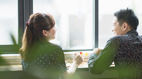 Personas hablando de nuestra historia