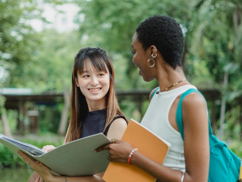 Dos estudiantes de Berlitz hablando de la entrevista sobre garantía de calidad.