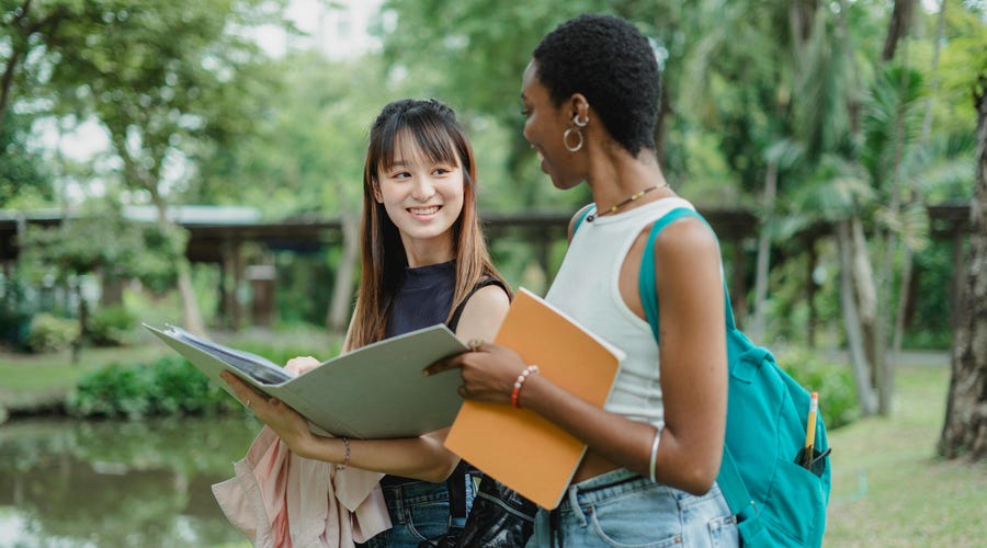 Dos estudiantes de Berlitz hablando de la entrevista sobre garantía de calidad.