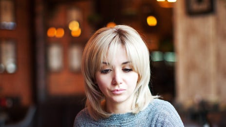 Mujer trabajando desde casa