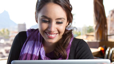 Mujer estudiando y hablando online en serbio
