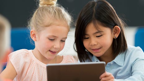 Dos niños estudiando mandarín para niños y jóvenes