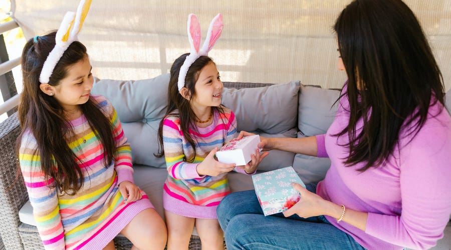 Mujer y niñas celebrando la pascua