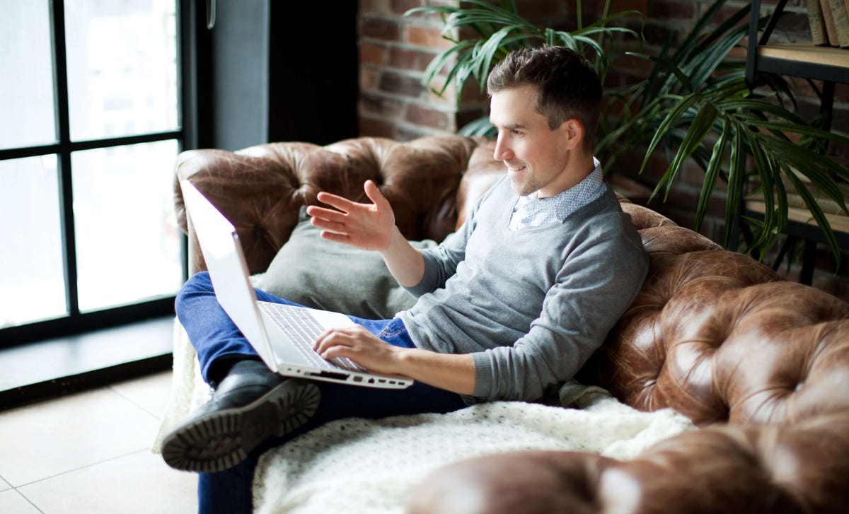 Hombre tomando clases de italiano online con Berlitz desde casa.