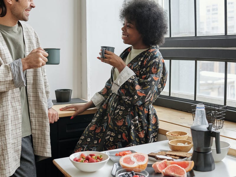 Mujer aprendiendo a decir buenos días en alemán