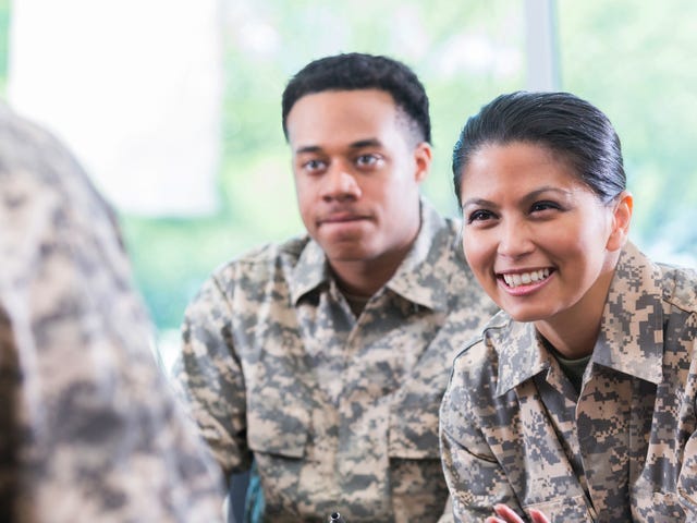 Personas en programas de idiomas para Escuelas Militares