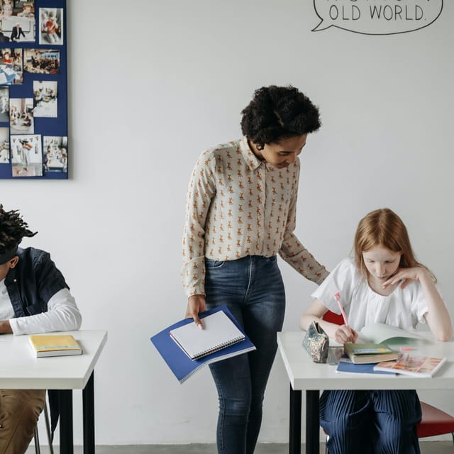 Maestra y sus alumnos.