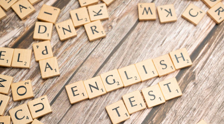 Letras de las palabras "english test" para los niveles b1 y b2 de inglés.