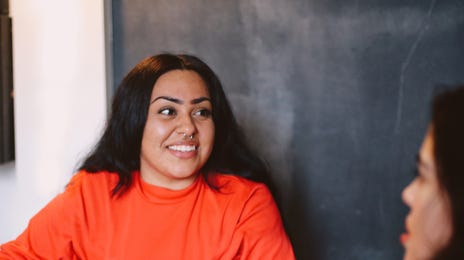 Mujer en cursos de inglés en Medellín