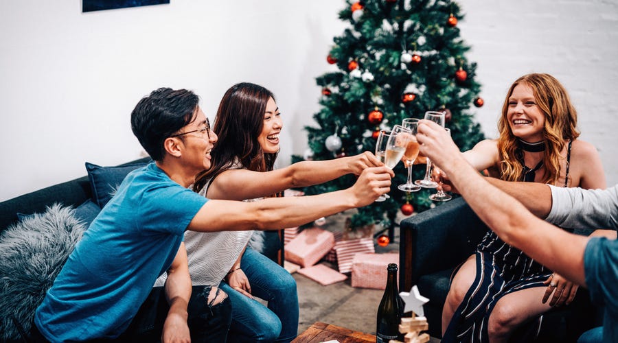 Amigos en celebraciones de navidad