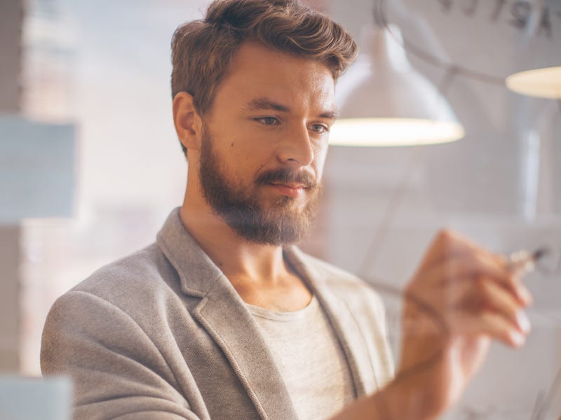 Hombre dibujando para aprender inglés es más fácil