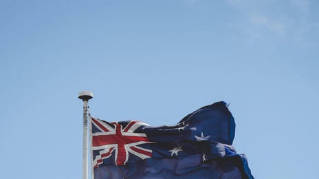 Bandera de Australia al viento.