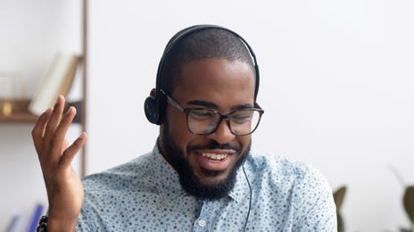 Hombre en reunión virtual