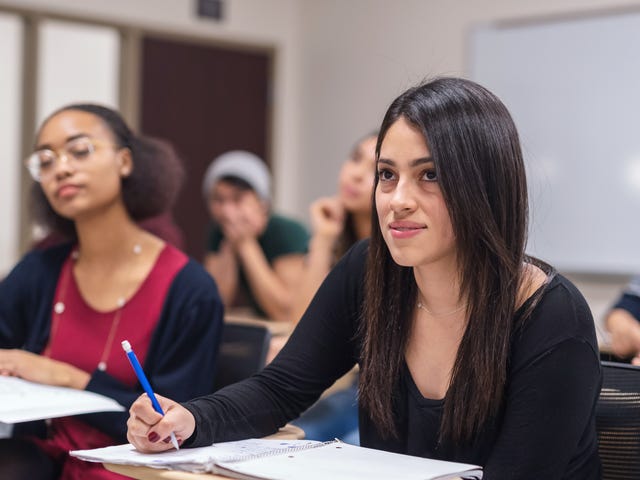 Mujer en clase de idiomas