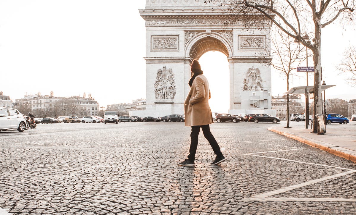 Mujer pensando en aprender francés con cursos de francés flexibles