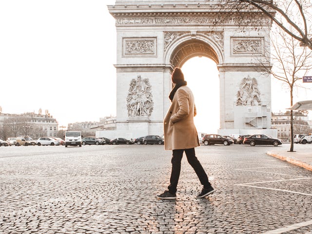 Mujer pensando en aprender francés con cursos de francés flexibles