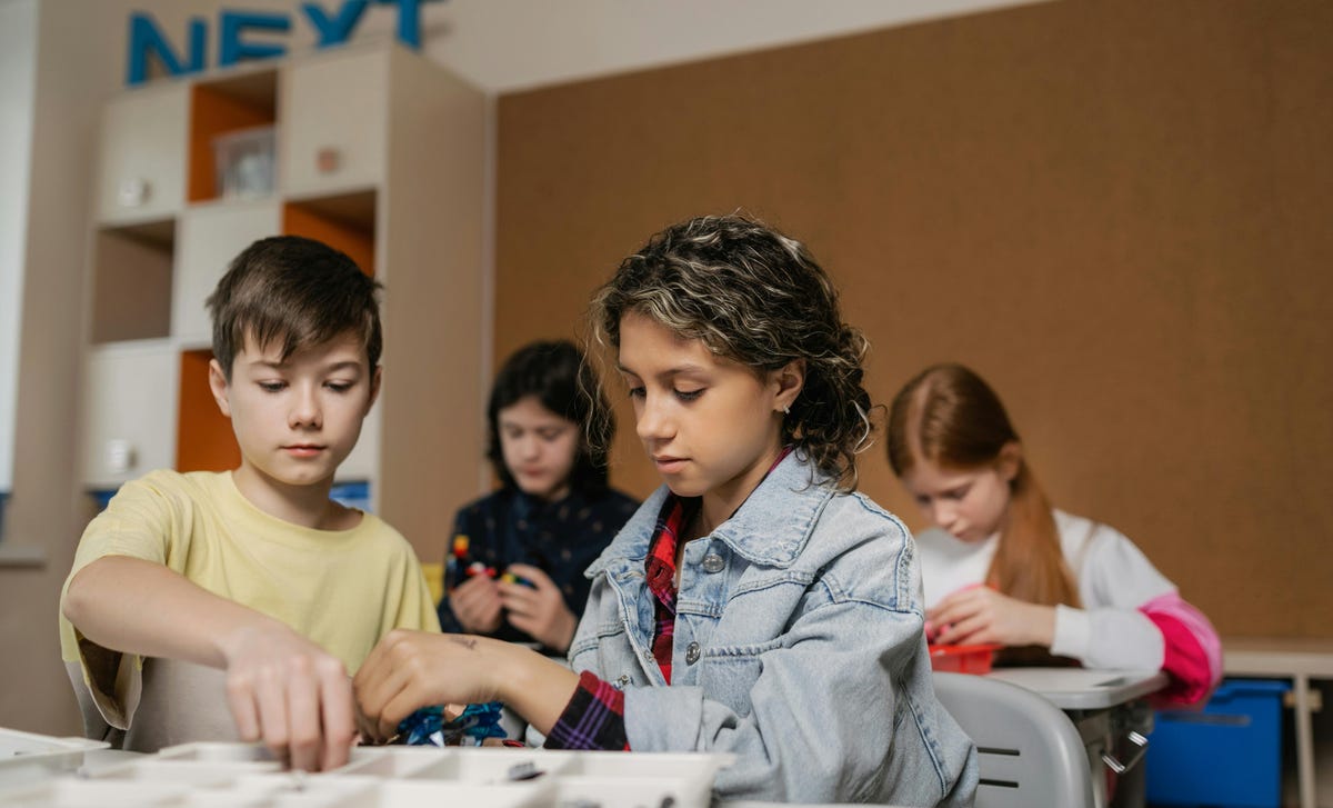 Niños estudiando francés para niños y jóvenes.