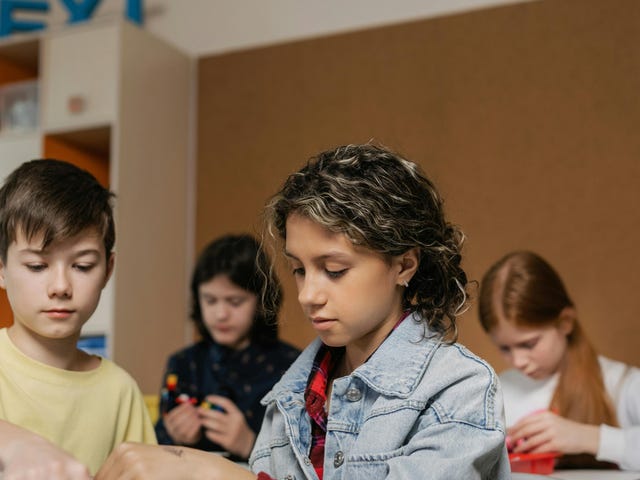 Niños estudiando francés para niños y jóvenes.