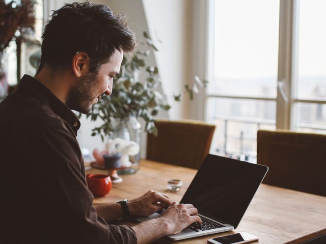 Hombre aprendiendo el idioma vietnamita online