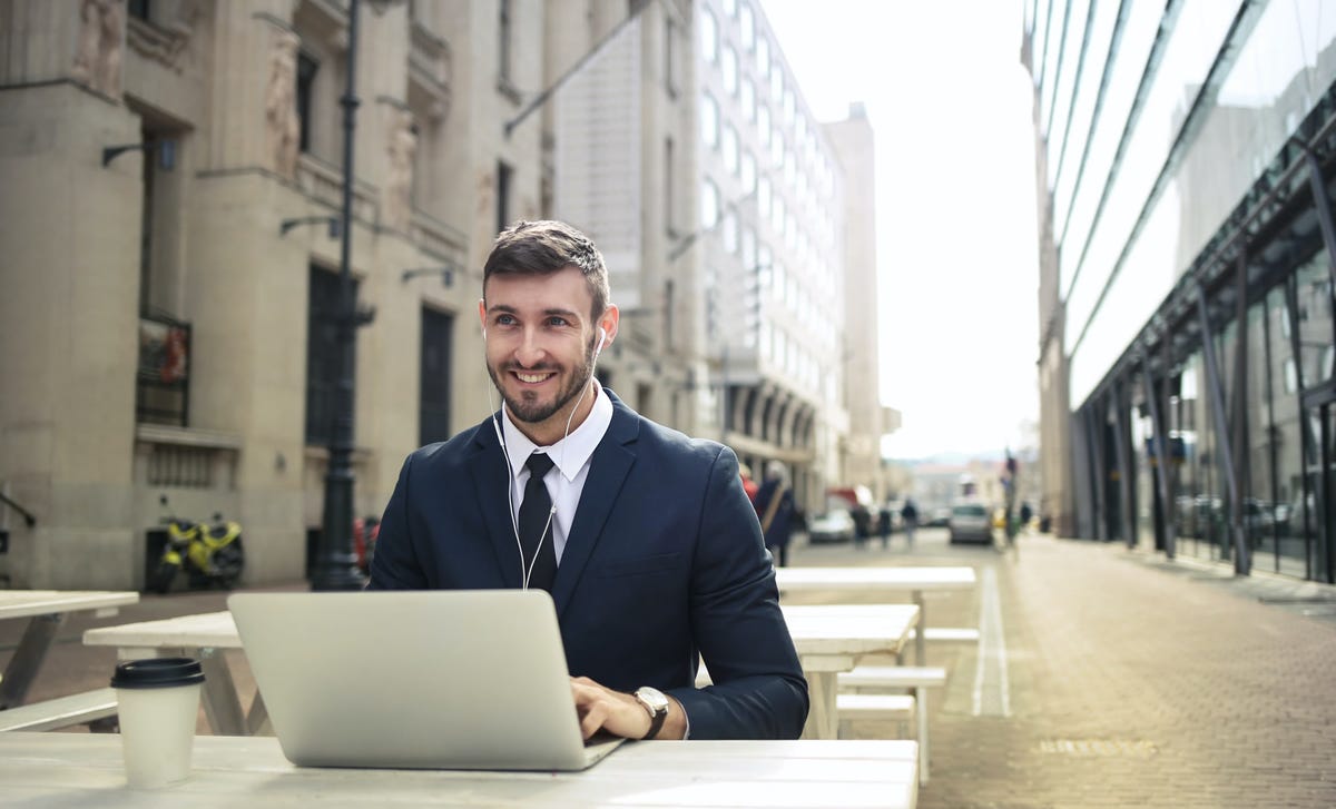 Hombre aprendiendo inglés online
