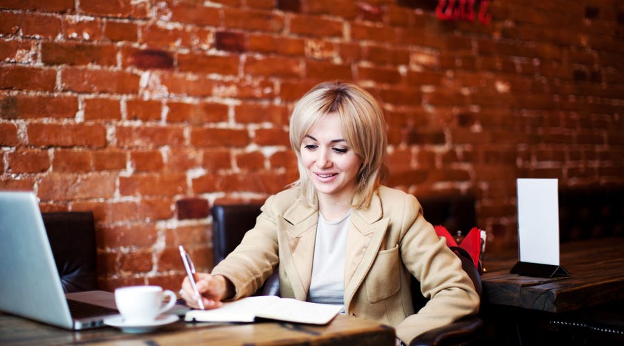 Mujer estudiando el abecedario en alemán