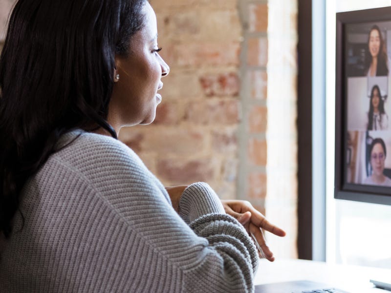 Mujer en videollamadas en inglés