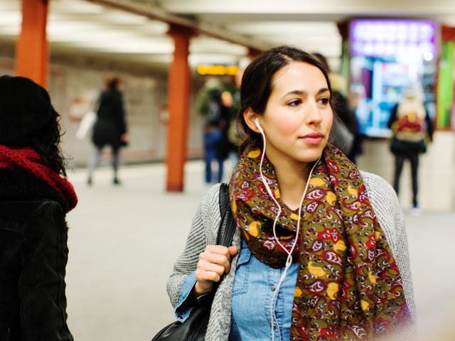 Mujer practicando alemán básico con los cursos de Berlitz