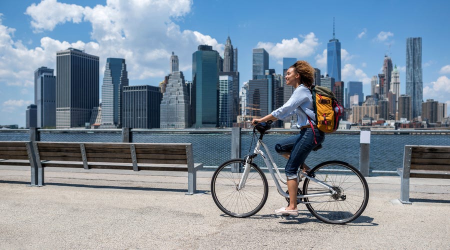 mujer en bicicleta en New York